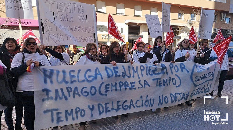  Trabajadoras de Tempo en huelga, el martes en su concentración ante la Delegación Territorial de Educación 