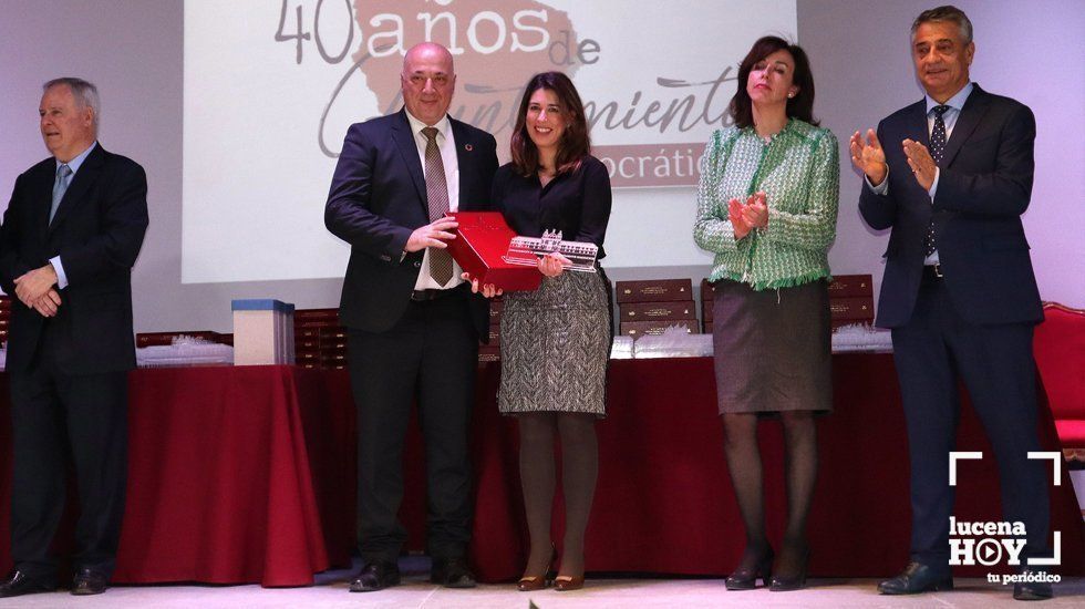  Teresa Alonso recoge el galardón entregado al alcalde de Lucena 