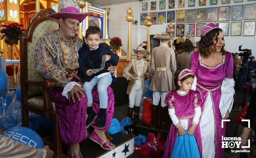 GALERÍA: Miles de niños y niñas entregan sus cartas repletas de ilusión a los Mensajeros Reales GALERÍA: Miles de niños y niñas entregan sus cartas repletas de ilusión a los Mensajeros Reales