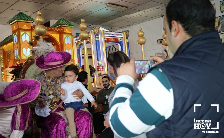 GALERÍA: Miles de niños y niñas entregan sus cartas repletas de ilusión a los Mensajeros Reales GALERÍA: Miles de niños y niñas entregan sus cartas repletas de ilusión a los Mensajeros Reales