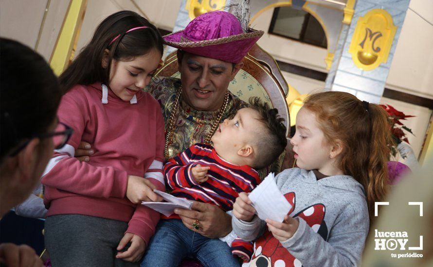 GALERÍA: Miles de niños y niñas entregan sus cartas repletas de ilusión a los Mensajeros Reales GALERÍA: Miles de niños y niñas entregan sus cartas repletas de ilusión a los Mensajeros Reales