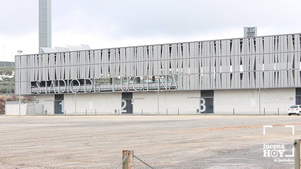  Explanada de aparcameintos del estadio Ciudad de Lucena en al que ya se está actuando 