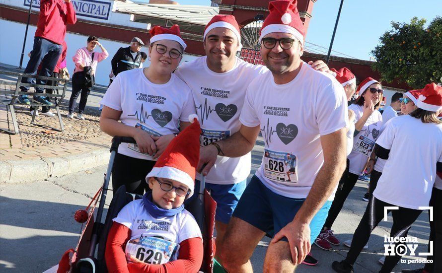 GALERÍA 1: La fiesta solidaria de la San Silvestre de Lucena despide el año: Preparados, listos... ya