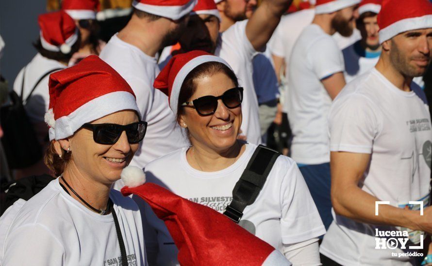 GALERÍA 1: La fiesta solidaria de la San Silvestre de Lucena despide el año: Preparados, listos... ya