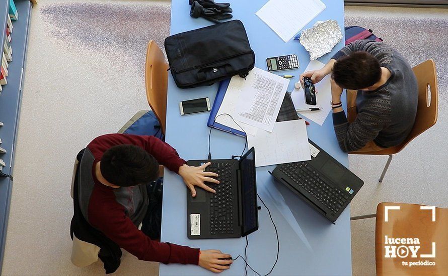  Jovenes estudiantes en las instalaciones de la Biblioteca Municipal 