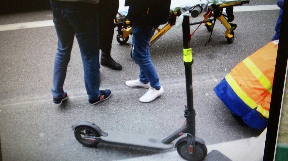  Accidente con un patinete eléctrico. Foto de archivo 