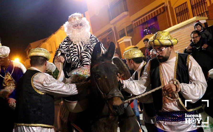 GALERÍA: Los Reyes Magos reparten los primeros caramelos y juguetes en Quiebracarretas