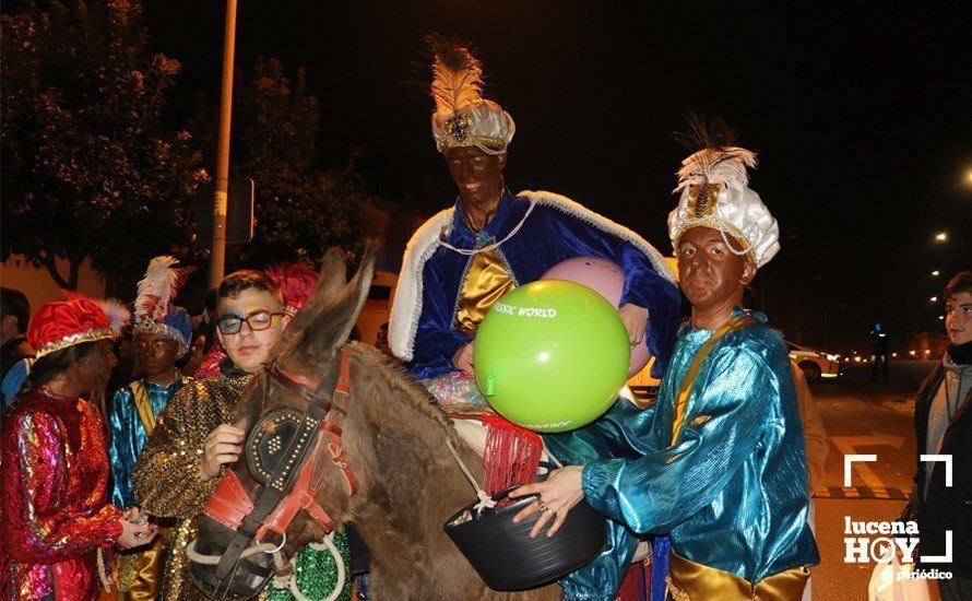 GALERÍA: Los Reyes Magos reparten los primeros caramelos y juguetes en Quiebracarretas