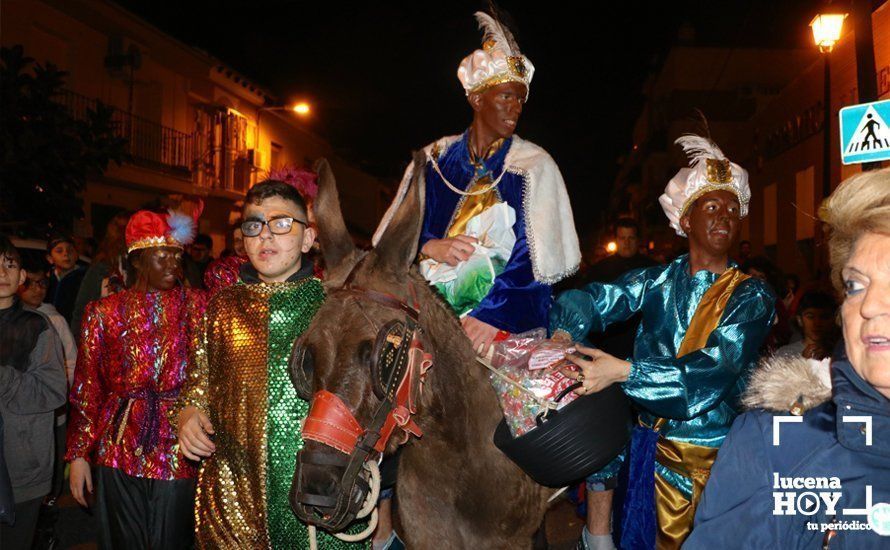 GALERÍA: Los Reyes Magos reparten los primeros caramelos y juguetes en Quiebracarretas GALERÍA: Los Reyes Magos reparten los primeros caramelos y juguetes en Quiebracarretas