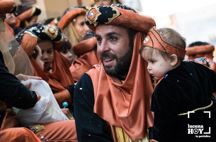 GALERÍA 1: Veintidós carrozas recorren Lucena para llenar de ilusión cada rincón de la ciudad