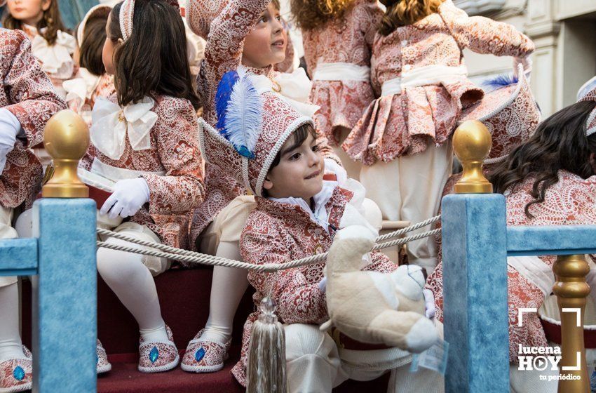 GALERÍA 1: Veintidós carrozas recorren Lucena para llenar de ilusión cada rincón de la ciudad