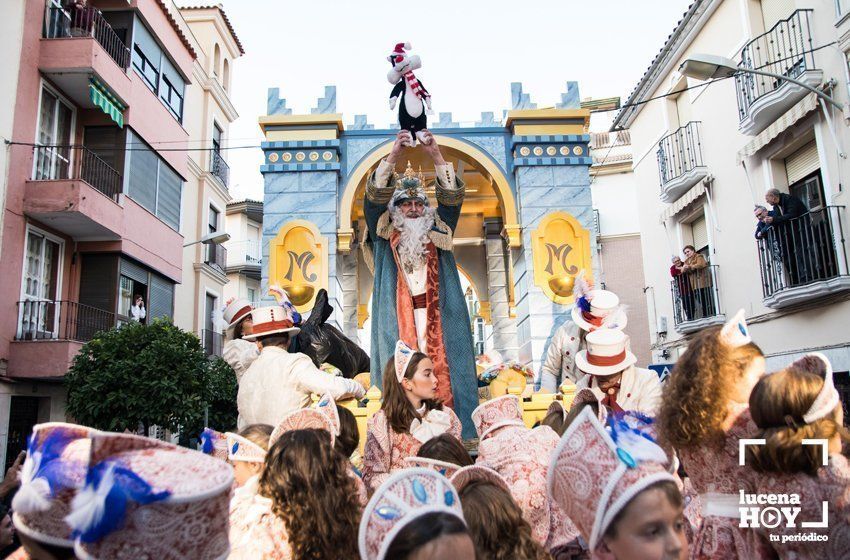 GALERÍA 1: Veintidós carrozas recorren Lucena para llenar de ilusión cada rincón de la ciudad