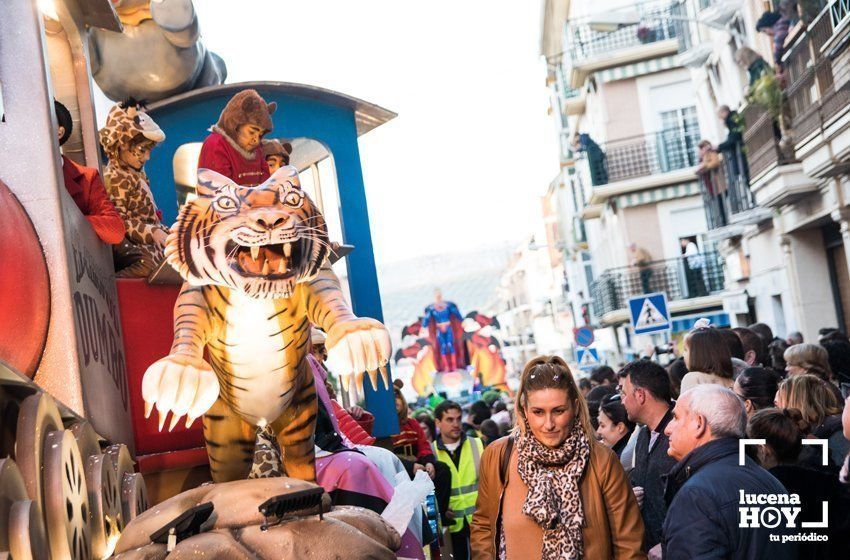 GALERÍA 1: Veintidós carrozas recorren Lucena para llenar de ilusión cada rincón de la ciudad