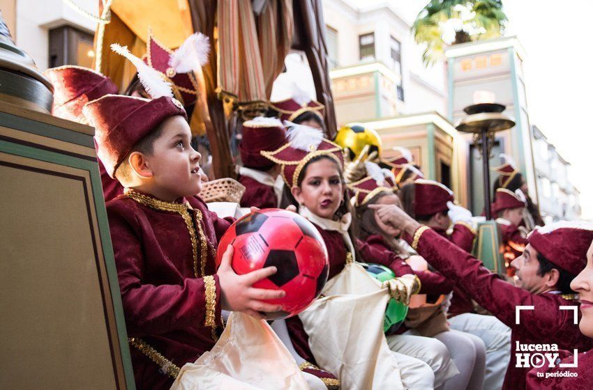 GALERÍA 1: Veintidós carrozas recorren Lucena para llenar de ilusión cada rincón de la ciudad