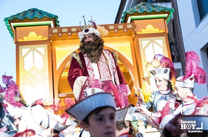 GALERÍA 1: Veintidós carrozas recorren Lucena para llenar de ilusión cada rincón de la ciudad