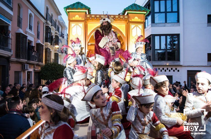 GALERÍA 1: Veintidós carrozas recorren Lucena para llenar de ilusión cada rincón de la ciudad