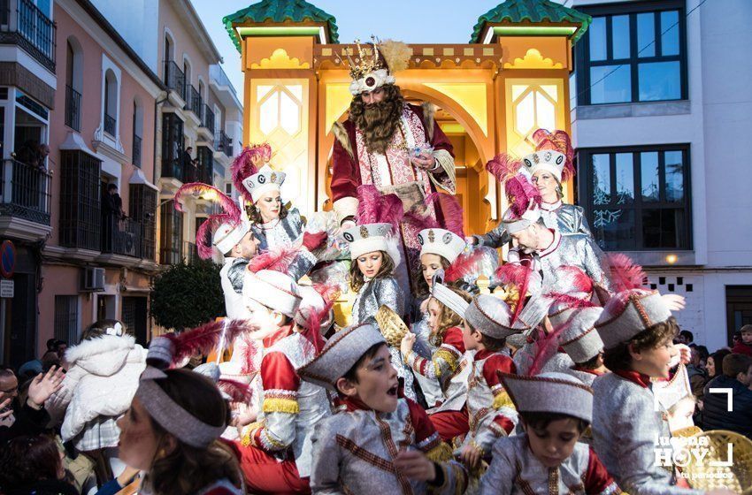 GALERÍA 1: Veintidós carrozas recorren Lucena para llenar de ilusión cada rincón de la ciudad