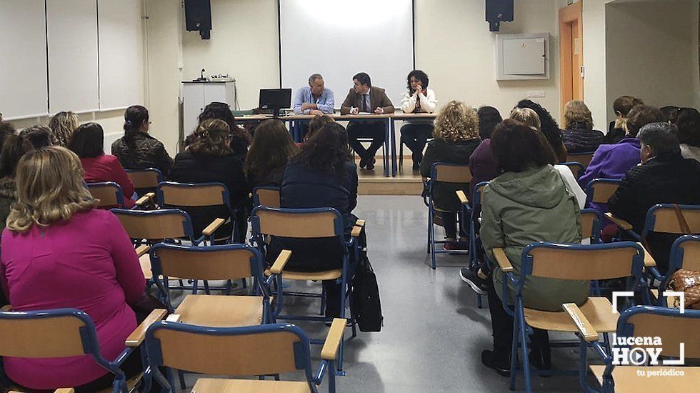  Un momento de la reunión mantenida por las trabajadoras en el IES Sierra de Aras con el secretario general de la delegación de Educación. 