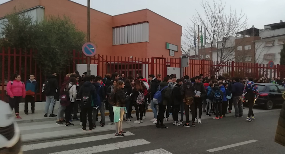 Alumnos a las puertas del IES Clara Campoamor, aguardando la apertura de la puerta, bloqueada con un candado 