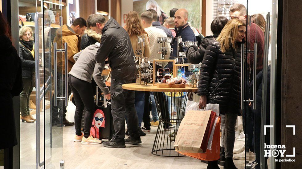  Aspecto de un comerciodel centro durante la campaña navideña 