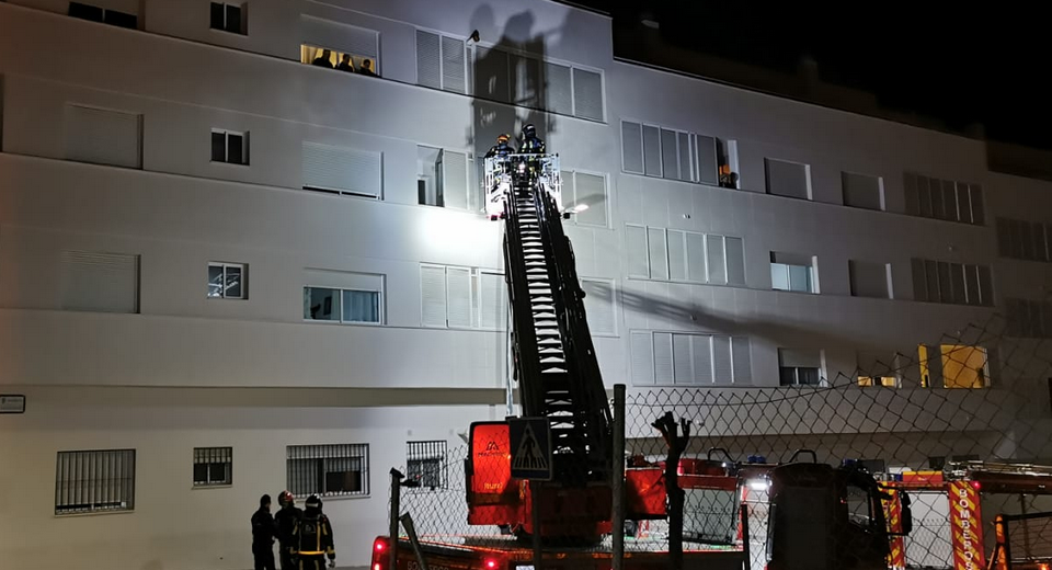  Los bomberos actuán sobre la fachada del edificio. Fotos cedidas por un lector 