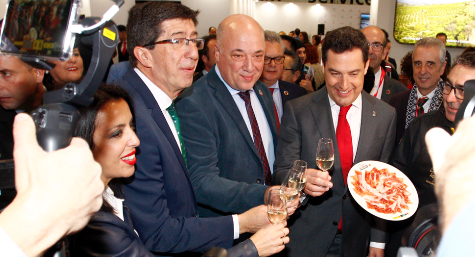  El presidente y vicepresidente de la Junta de Andalucía visitan el stand de Córdoba en Fitur 