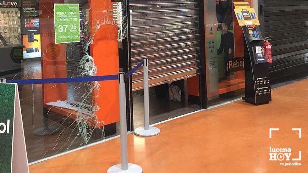  Los ladrones han fracturado el escaparate de la tienda Orange en la galería comercial de Carrefour para hacerse con numerosos teléfonos móviles. 