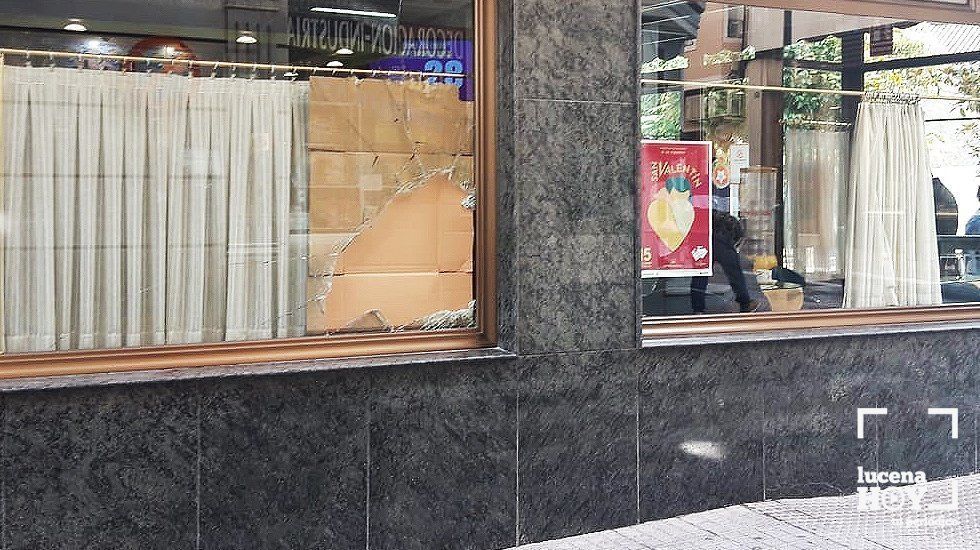  Cristal fracturado en el lateral del bar por el que el ladrón entró en el establecimiento 