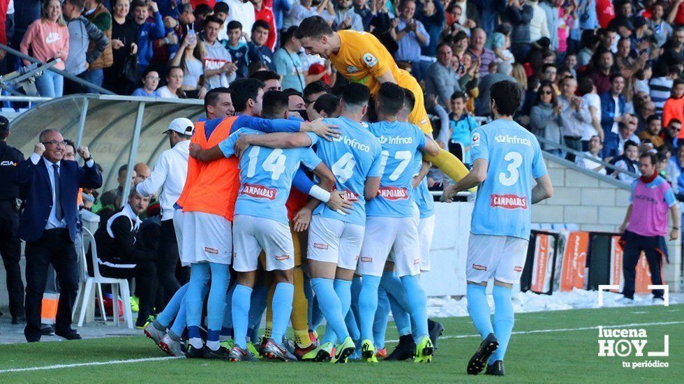  Los jugadores del Ciudad de Lucena celebran un gol 