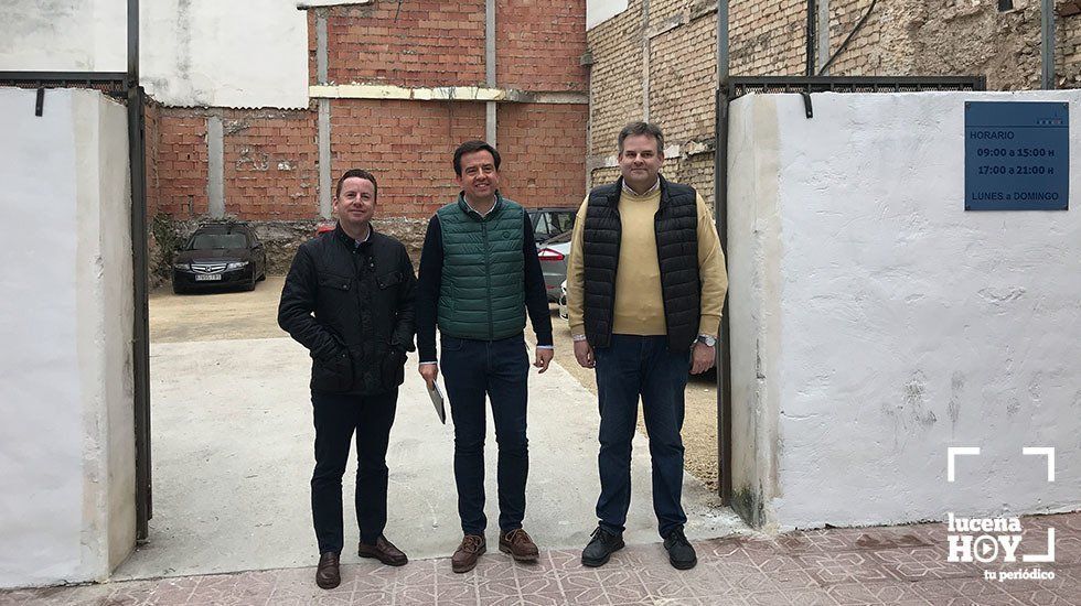 Los ediles del PP ante el aparcamiento habilitado en la calle Jaime Los ediles del PP ante el aparcamiento habilitado en la calle Jaime