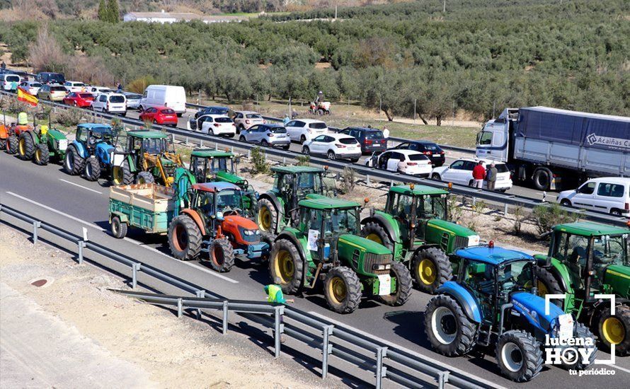 Una imagen de archivo de la tractorada que cortó la A45 en 2020 en Lucena