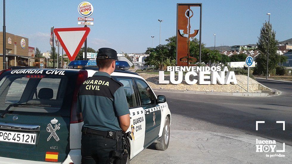  Una patrulla de la Guardia Civil a la entrada de Lucena 