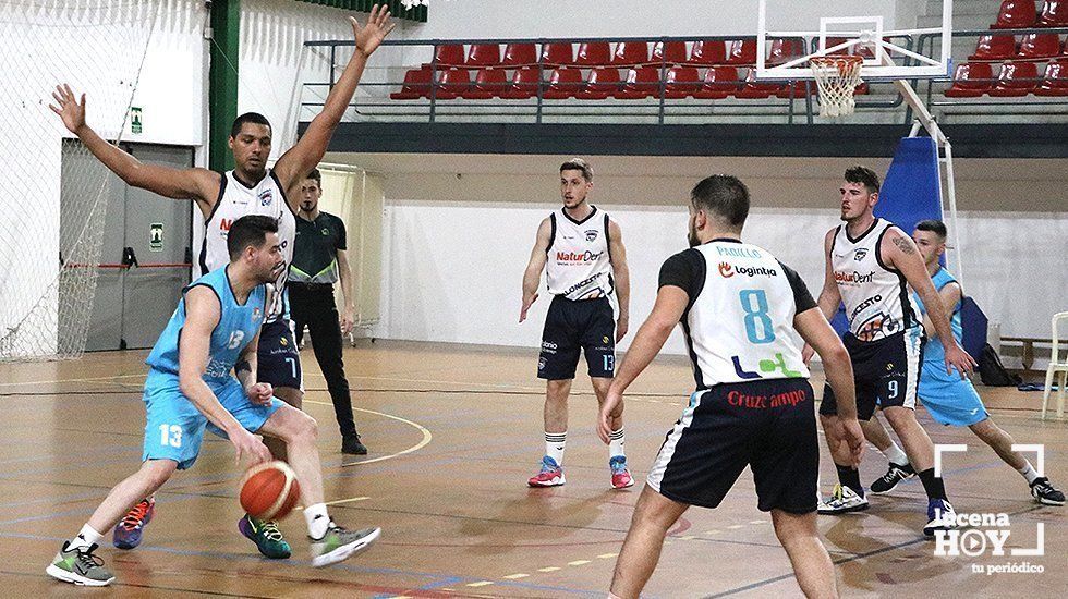  Un lance del partido entre el CB Ciudad de Lucena y el Equibar CB Fernán Núñez 