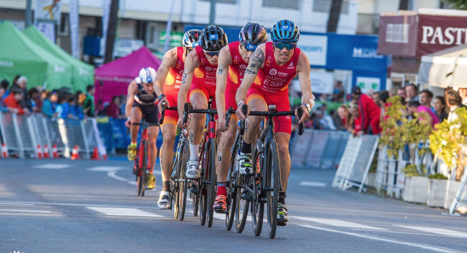  Cristo?bal Garci?a tira del grupo de españoles en el tramo de bicicleta de este europeo de Duatlón 