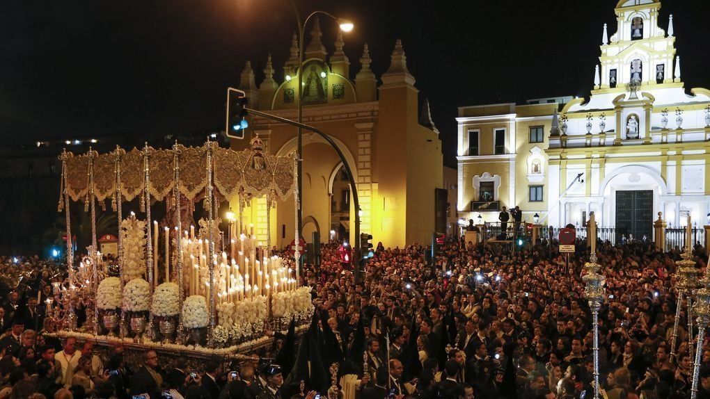  Imágenes como esta de Jose Manuel Vidal de la Esperanza Macarena a la salida de su basílica en Sevilla no se repetirán este año por el coronavirus 