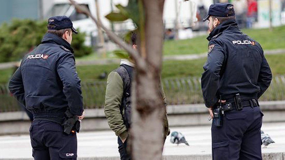  Agentes del Cuerpo Nacional de Policía conversan con un ciudadano. Archivo 