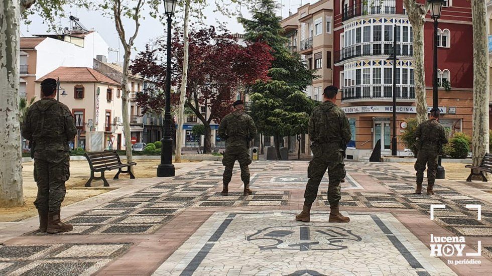  Un grupo de militares en el Paseo del Coso, esta mañana. Foto: Jesús Cañete 