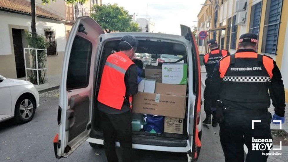  Personal de Protección Civil recoge el material en uno de los institutos 