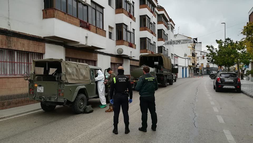  Militares durante la desinfección de la residencia de Rute, hace dos semanas. 