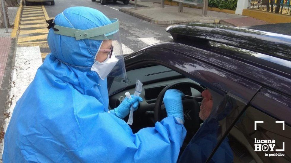  Un sanitario realiza un test a las puertas del centro de salud de Lucena 