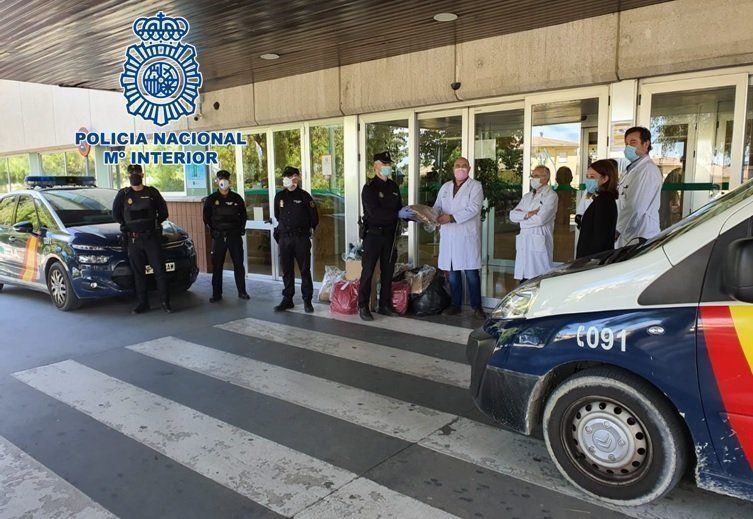  Efectivos de la policía nacional entregan material de protección en el hospital de Cabra, esta mañana 