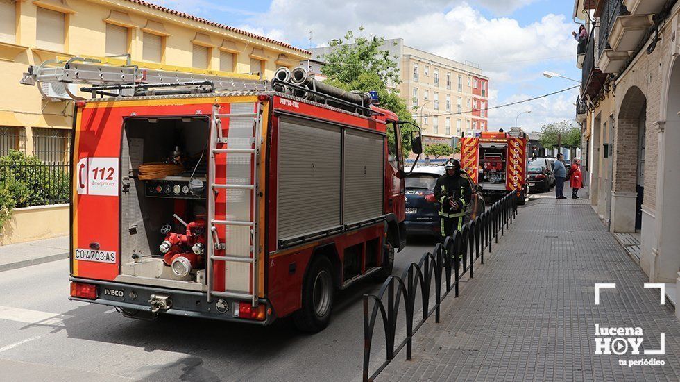  Vehiculos de bomberos y policía a la entrada de la calle Romero Narváez 