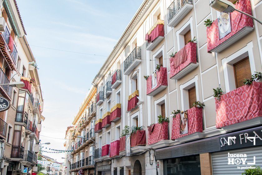 GALERÍA: Una ofrenda floral a María Stma. de Araceli desde los balcones de Lucena