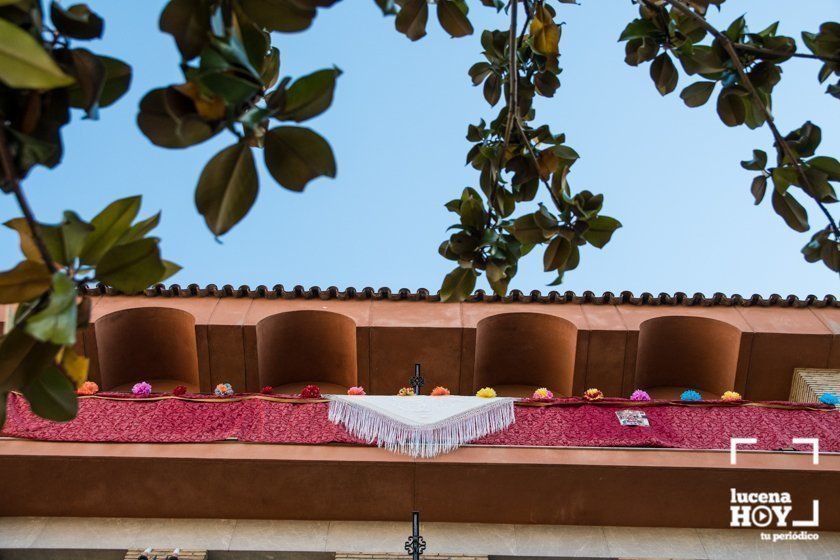 GALERÍA: Una ofrenda floral a María Stma. de Araceli desde los balcones de Lucena