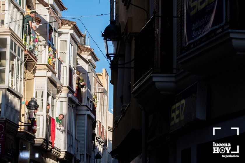 GALERÍA: Una ofrenda floral a María Stma. de Araceli desde los balcones de Lucena