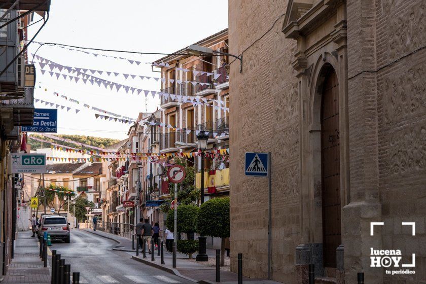 GALERÍA: Una ofrenda floral a María Stma. de Araceli desde los balcones de Lucena