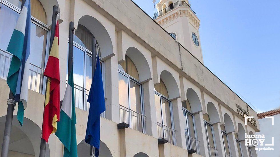  La bandera andaluza luce a media asta desde hoy en el Ayuntamiento de Lucena. 