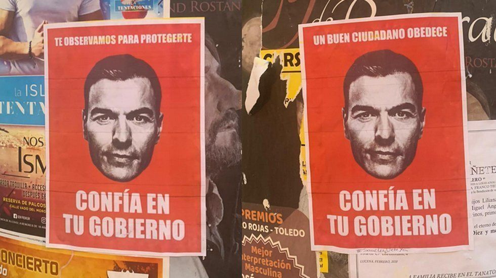  Dos de los carteles pegados en Plaza Alta y Baja 