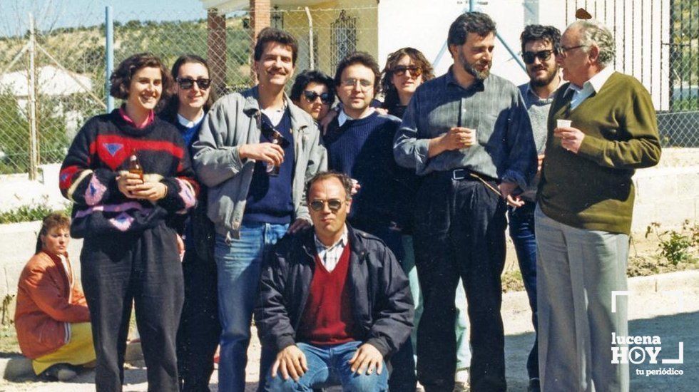  Julio Anguita durante una visita a Lucena, junto a un grupo de simpatizantes, entre ellos Juan Luna, a quien le unió una gran amistad. Finales de los años 80 