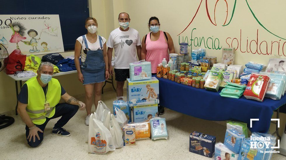  Ángel Parejo y voluntarios de Infancia Solidaria junto a parte de los productos recogidos en la primera jornada de esta campaña 